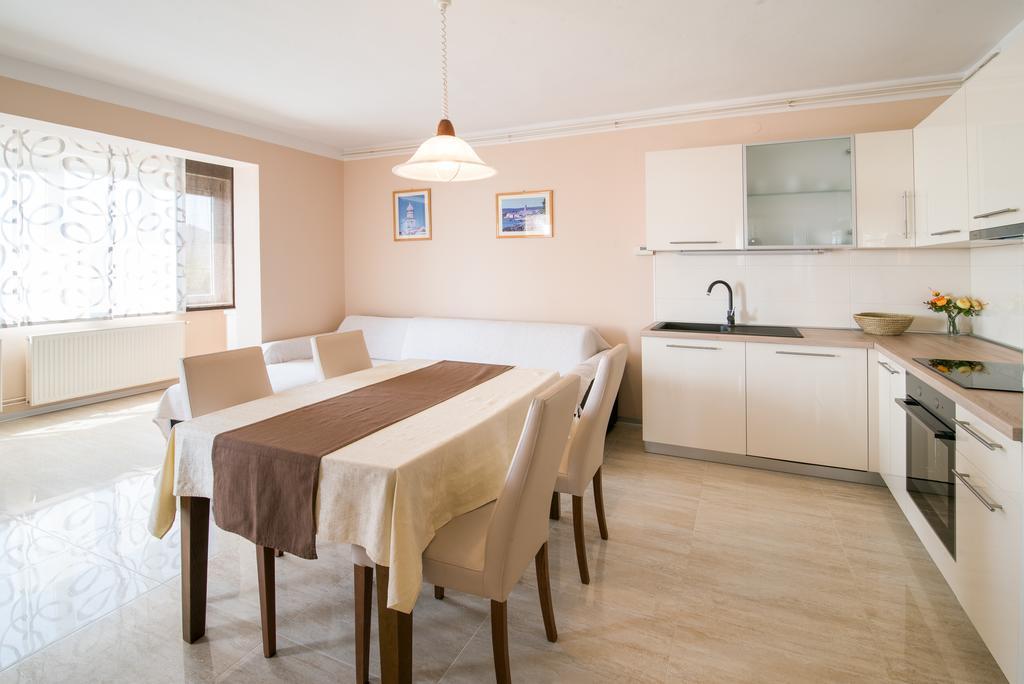 Apartments Villa Ana คิร์ก ภายนอก รูปภาพ