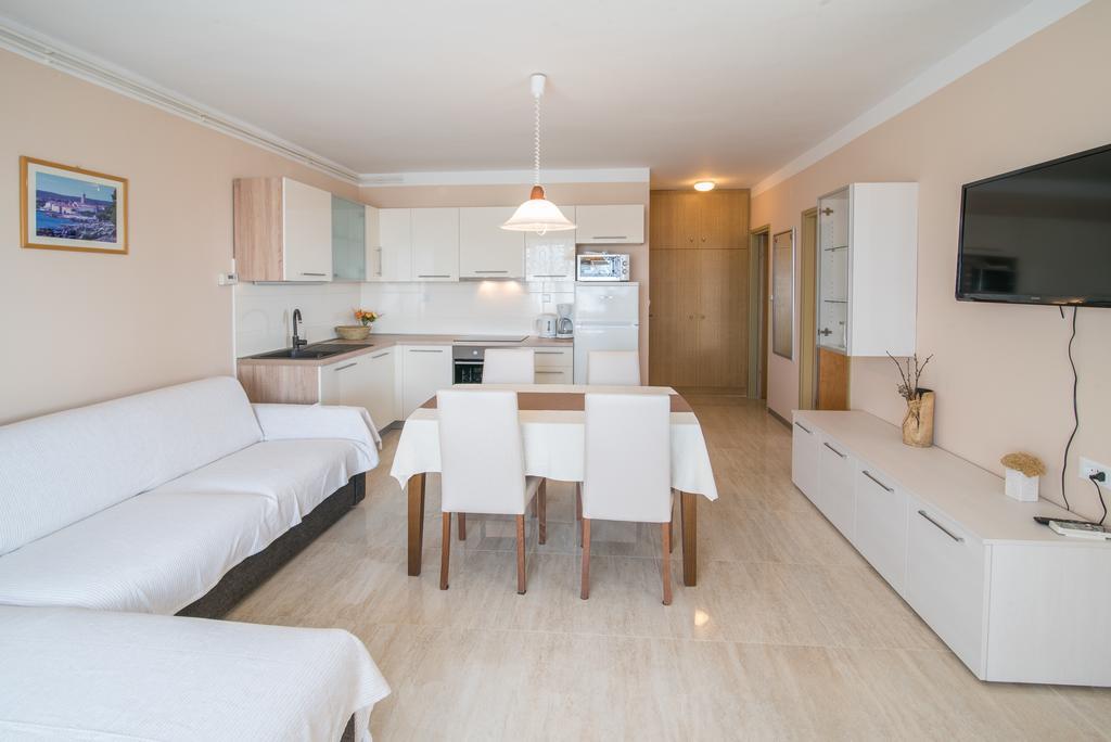 Apartments Villa Ana คิร์ก ภายนอก รูปภาพ