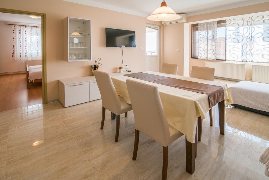 Apartments Villa Ana คิร์ก ภายนอก รูปภาพ