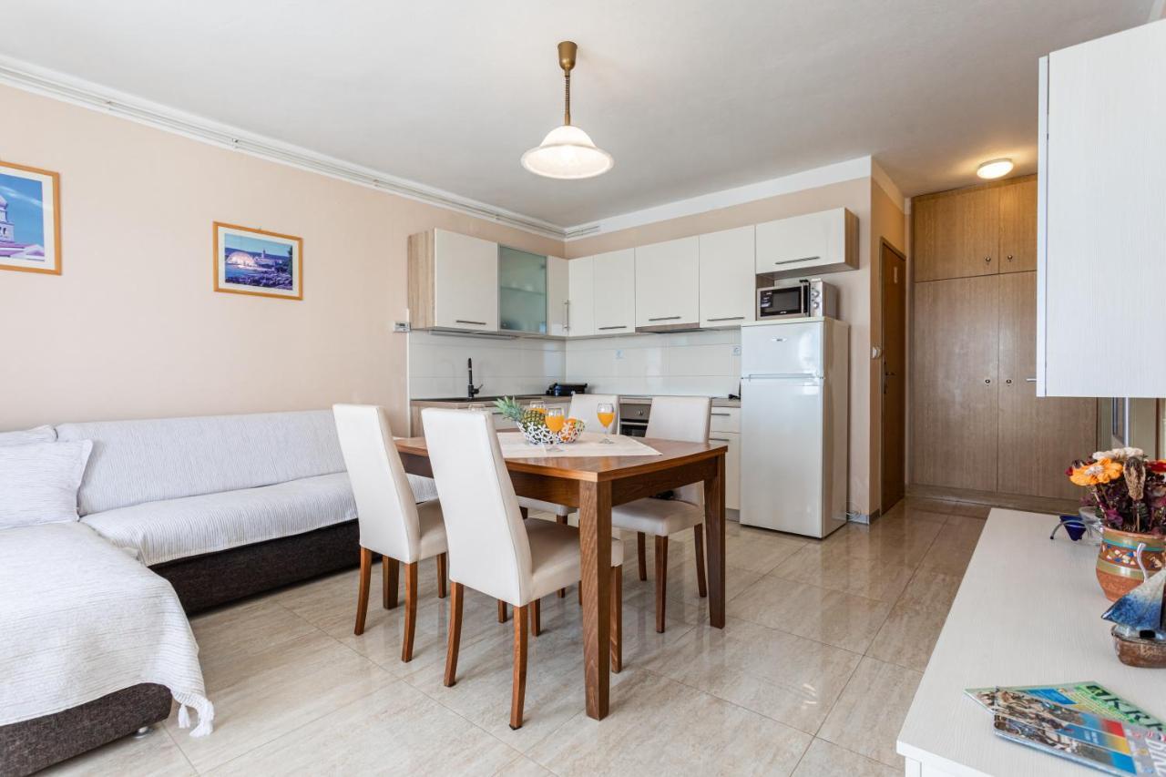 Apartments Villa Ana คิร์ก ภายนอก รูปภาพ