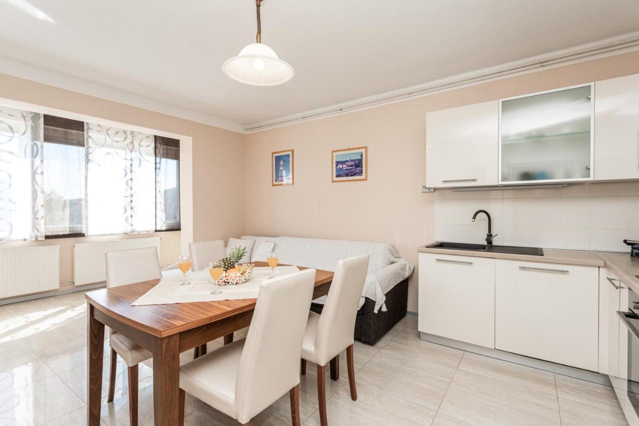 Apartments Villa Ana คิร์ก ภายนอก รูปภาพ
